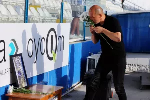 Λουλούδια για τον Κόκο από την Ανόρθωση (φώτος)