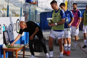 Λουλούδια για τον Κόκο από την Ανόρθωση (φώτος)