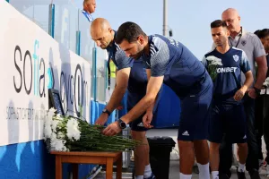 Λουλούδια για τον Κόκο από την Ανόρθωση (φώτος)