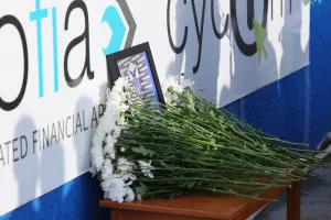 Λουλούδια για τον Κόκο από την Ανόρθωση (φώτος)