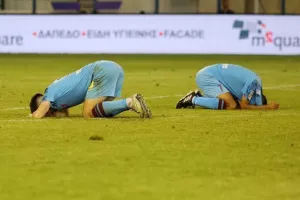 Απογοήτευση, σκυμμένα κεφάλια, δάκρυα...