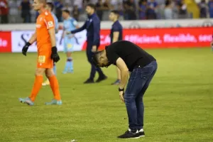 Απογοήτευση, σκυμμένα κεφάλια, δάκρυα...