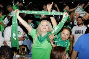 Χαμός... στην "Πλατεία Ηρώων" για τον πρωταθλητή Άρη! (Φώτος)