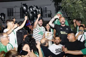 Χαμός... στην "Πλατεία Ηρώων" για τον πρωταθλητή Άρη! (Φώτος)