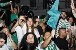 Χαμός... στην "Πλατεία Ηρώων" για τον πρωταθλητή Άρη! (Φώτος)
