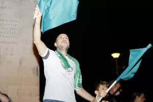 Χαμός... στην "Πλατεία Ηρώων" για τον πρωταθλητή Άρη! (Φώτος)