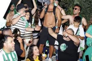 Χαμός... στην "Πλατεία Ηρώων" για τον πρωταθλητή Άρη! (Φώτος)