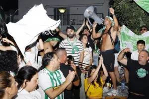 Χαμός... στην "Πλατεία Ηρώων" για τον πρωταθλητή Άρη! (Φώτος)