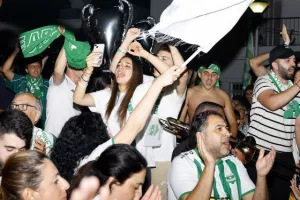 Χαμός... στην "Πλατεία Ηρώων" για τον πρωταθλητή Άρη! (Φώτος)
