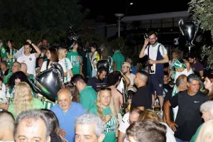 Χαμός... στην "Πλατεία Ηρώων" για τον πρωταθλητή Άρη! (Φώτος)