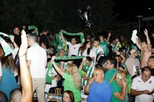 Χαμός... στην "Πλατεία Ηρώων" για τον πρωταθλητή Άρη! (Φώτος)
