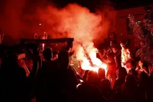 Χαμός... στην "Πλατεία Ηρώων" για τον πρωταθλητή Άρη! (Φώτος)