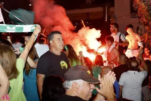 Χαμός... στην "Πλατεία Ηρώων" για τον πρωταθλητή Άρη! (Φώτος)