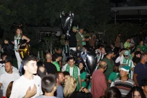 Χαμός... στην "Πλατεία Ηρώων" για τον πρωταθλητή Άρη! (Φώτος)