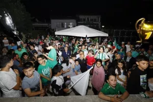 Χαμός... στην "Πλατεία Ηρώων" για τον πρωταθλητή Άρη! (Φώτος)