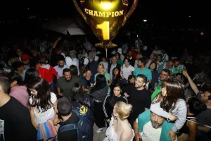 Χαμός... στην "Πλατεία Ηρώων" για τον πρωταθλητή Άρη! (Φώτος)