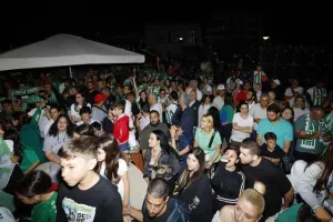 Χαμός... στην "Πλατεία Ηρώων" για τον πρωταθλητή Άρη! (Φώτος)