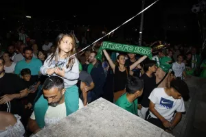 Χαμός... στην "Πλατεία Ηρώων" για τον πρωταθλητή Άρη! (Φώτος)