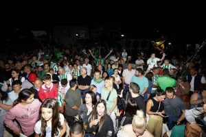 Χαμός... στην "Πλατεία Ηρώων" για τον πρωταθλητή Άρη! (Φώτος)