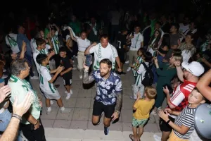 Χαμός... στην "Πλατεία Ηρώων" για τον πρωταθλητή Άρη! (Φώτος)