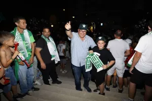 Χαμός... στην "Πλατεία Ηρώων" για τον πρωταθλητή Άρη! (Φώτος)