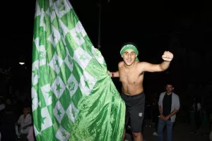 Χαμός... στην "Πλατεία Ηρώων" για τον πρωταθλητή Άρη! (Φώτος)