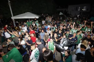 Χαμός... στην "Πλατεία Ηρώων" για τον πρωταθλητή Άρη! (Φώτος)