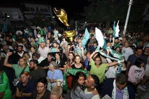 Χαμός... στην "Πλατεία Ηρώων" για τον πρωταθλητή Άρη! (Φώτος)