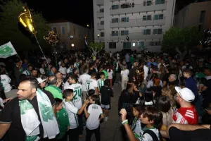 Χαμός... στην "Πλατεία Ηρώων" για τον πρωταθλητή Άρη! (Φώτος)