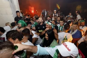 Χαμός... στην "Πλατεία Ηρώων" για τον πρωταθλητή Άρη! (Φώτος)