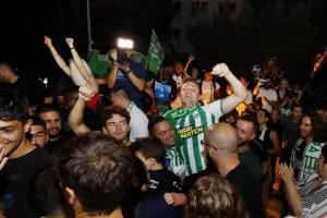 Χαμός... στην "Πλατεία Ηρώων" για τον πρωταθλητή Άρη! (Φώτος)