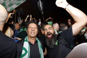 Χαμός... στην "Πλατεία Ηρώων" για τον πρωταθλητή Άρη! (Φώτος)