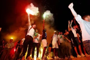 Χαμός... στην "Πλατεία Ηρώων" για τον πρωταθλητή Άρη! (Φώτος)