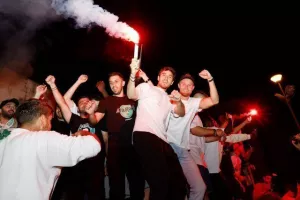 Χαμός... στην "Πλατεία Ηρώων" για τον πρωταθλητή Άρη! (Φώτος)