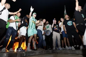 Χαμός... στην "Πλατεία Ηρώων" για τον πρωταθλητή Άρη! (Φώτος)