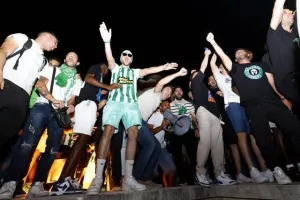 Χαμός... στην "Πλατεία Ηρώων" για τον πρωταθλητή Άρη! (Φώτος)
