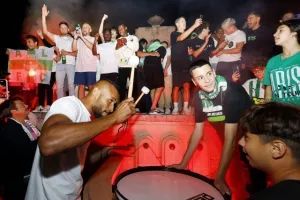 Χαμός... στην "Πλατεία Ηρώων" για τον πρωταθλητή Άρη! (Φώτος)