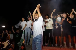 Χαμός... στην "Πλατεία Ηρώων" για τον πρωταθλητή Άρη! (Φώτος)