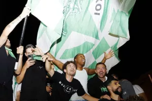 Χαμός... στην "Πλατεία Ηρώων" για τον πρωταθλητή Άρη! (Φώτος)