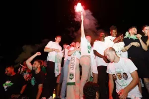 Χαμός... στην "Πλατεία Ηρώων" για τον πρωταθλητή Άρη! (Φώτος)