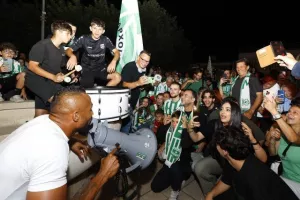 Χαμός... στην "Πλατεία Ηρώων" για τον πρωταθλητή Άρη! (Φώτος)