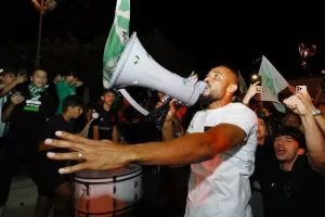 Χαμός... στην "Πλατεία Ηρώων" για τον πρωταθλητή Άρη! (Φώτος)
