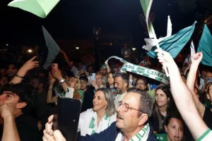 Χαμός... στην "Πλατεία Ηρώων" για τον πρωταθλητή Άρη! (Φώτος)
