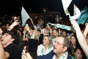 Χαμός... στην "Πλατεία Ηρώων" για τον πρωταθλητή Άρη! (Φώτος)