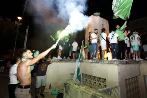 Χαμός... στην "Πλατεία Ηρώων" για τον πρωταθλητή Άρη! (Φώτος)