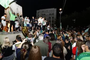 Χαμός... στην "Πλατεία Ηρώων" για τον πρωταθλητή Άρη! (Φώτος)