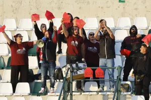 Με κόκκινους φάκελους "Δόξα" στα χέρια οι οπαδοί της ΕΝΠ