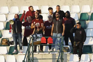 Με κόκκινους φάκελους "Δόξα" στα χέρια οι οπαδοί της ΕΝΠ