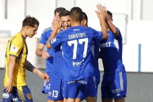 Ανόρθωση - ΑΕΛ: Τρίποντο η "Κυρία", αγωνία στους "Λέοντες" για "2" (φώτος)