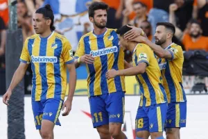 ΑΠΟΕΛ - Άρης: Φινάλε με 7 γκολ και γαλαζοκίτρινο τρίποντο (φώτος)
